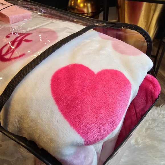 Juicy Couture Queen 5piece Plush Heart bedding set Brand New - Picture 6 of 9